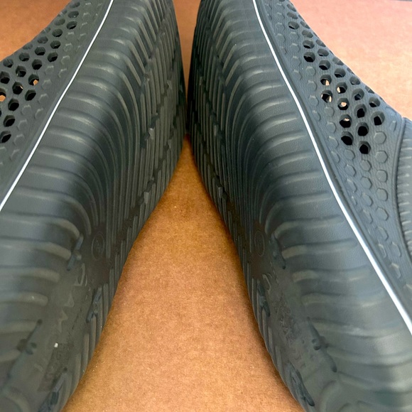 Amoji Unisex Men's 10 Women’s 12 Gray Waterproof Slip-On Shoes - Picture 5 of 5